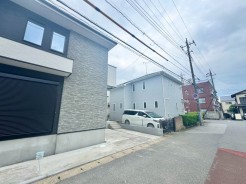 閑静な住宅街で周辺環境も充実し安心して暮らせる場所です。
