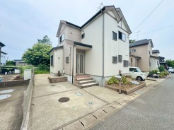 周囲と調和した外観デザイン。建物の両隣との統一感があり、街並みに溶け込む美しい佇まいです。環境に配慮したデザインで、地域の景観を損なわずに、快適な住環境を提供します。
