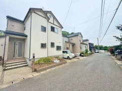 北側に面した道路があり静かな環境です。穏やかな風が心地よく通り、快適な生活空間を演出。周辺環境も充実し、安心して暮らせる場所です。
