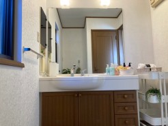 窓付き洗面室。自然光が心地よく差し込み、清潔感あふれる空間で日々の身だしなみのお手入れを快適に行えます。
