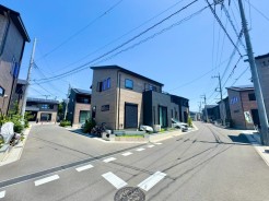 北西2方向に面した角地。駐車スペース2台分確保可能で、利便性とアクセシビリティが理想的な立地となっています。
