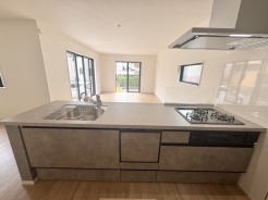 シンプルモダンで明るいシステムキッチン。洗練されたデザインが魅力で、料理が楽しくなる空間。機能性と美しさを兼ね備えた、理想のキッチンです。
