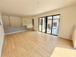 明るく広々としたリビングは、くつろぎの時間も、子どもたちの遊び場にも。家族の毎日を包み込む場所です