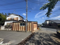 南西側に面した道路があり自然光が豊富で明るい環境。穏やかな風が心地よく通り、快適な生活空間を演出。周辺環境も充実し、安心して暮らせる場所です。
