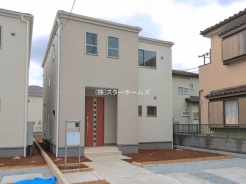 7号棟：
落ち着いた色合いの外観が、周辺の街並みに穏やかに馴染み、静かで心地よい暮らしを予感。
