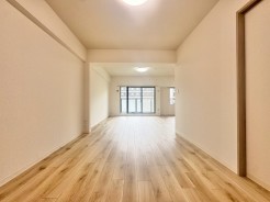 採光たっぷりLDK！2面バルコニーで風の通りも良く年中快適に過ごせます！