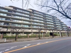 洗練されたモダンな外観はシックで高級感のある雰囲気が演出され、周囲の環境と対比を生み出します。都会的でスタイリッシュな住まいを実現出来ます。
