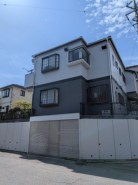 周囲と調和した外観デザインで、街並みに自然と溶け込む佇まい。環境に配慮したつくりが、美しい景観と快適な住環境を両立します。
