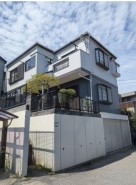 開放感のある住宅街にあり、ゆとりの庭スペースもしっかり確保。家族で過ごす時間がより豊かになる、暮らしやすく落ち着いた環境が整った立地です。
