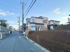 北側道路に面した静かな住環境。やさしい風が通り抜け、落ち着いた暮らしを支えてくれます。周辺施設もそろい、安心して暮らせる立地です。

