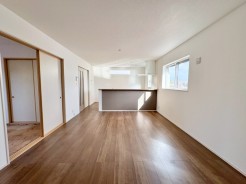 明るい色味のフローリングが広がるLDKは、2面採光で開放感たっぷり。和室の扉を開ければさらにゆとりが生まれ、心からくつろげる空間が広がります。
