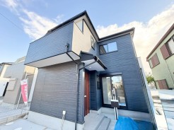 周囲と調和した外観デザインで、街並みに自然と溶け込む佇まい。環境に配慮したつくりが、美しい景観と快適な住環境を両立します。
