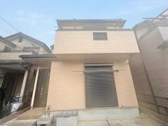 穏やかな空気が流れる閑静な住宅街に佇む、すっきりと整えられた外観デザインです
