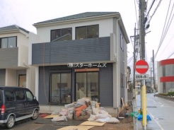 C号棟：
モダンな外観が印象的な邸宅。周辺環境との調和を大切にした、落ち着きある暮らしが送れる住まい。
