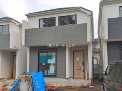 B号棟：
グレーと白を基調としたモダンな外観が、洗練された印象を与える邸宅。落ち着いた色合いとシンプルなデザインは、周囲の風景にも自然と馴染みます。
