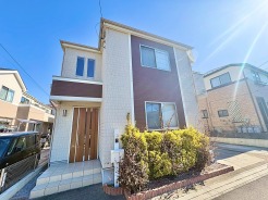 調和のとれた色合いが上品な外観を演出。メンテナンスしやすい素材で、美しさを長く保てる住まいです。
