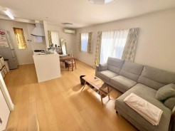 広々としたLDKは、ゆったりめのソファも配置出来る間取です。家族のコミュニケーションがとりやすい設計となっています！
