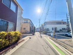 西側に面した道路があり、自然光がたっぷり入る明るい環境。穏やかな風が心地よく通り、快適な暮らしを叶えます。周辺環境も充実しており、安心して過ごせる立地です。
