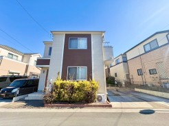 落ち着いたモダンな外観が魅力の住まい。上品さの中にほどよい存在感があり、街並みに自然と溶け込みます
