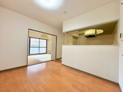 隣り合う空間と視界がゆるやかにつながり、全体に広がりと調和を感じさせる心地よい住まいです
