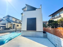 周囲と調和した外観デザイン。建物の両隣との統一感があり、街並みに溶け込む美しい佇まいです。環境に配慮したデザインで、地域の景観を損なわずに、快適な住環境を提供します。
