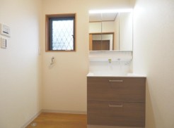 窓から自然光が差し込む洗面室。明るく清潔感のある空間で、毎日の身支度を気持ちよく行えます。
