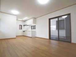 木の温もりと自然な光が心地よい、穏やかな空間
