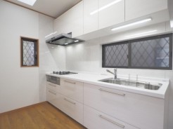 シンプルモダンな明るいシステムキッチン。洗練されたデザインと使いやすさが魅力で、料理がもっと楽しくなる空間です。
