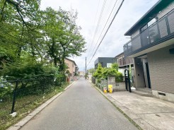 緑豊かな街路樹が並ぶ、静かで穏やかな日常が流れる住環境です
