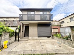 シックな外壁が印象的な、モダンで洗練された佇まい。街の中で凛とした存在感を放ちます

