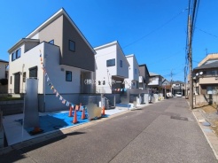 晴れやかな空の下、整然と並ぶ住まい。穏やかな日常が始まります
