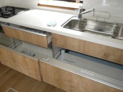 新設システムキッチンは収納もバッチリ！使い勝手の良い設備が整っています