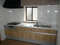 シンプルモダンな明るいシステムキッチン。洗練されたデザインと使いやすさが魅力で、料理がもっと楽しくなる空間です。
