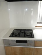 3口ガスコンロで調理の幅が広がり、同時調理もスムーズに。高火力と広い作業スペースで、美味しい料理を家族や友人と楽しめます。
