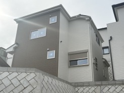 コントラストが美しい外壁と、幾何学模様の石積みが印象的な邸宅。洗練されたデザインが、穏やかな毎日を演出します

