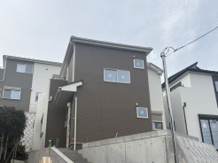 窓から広がる、開放感あふれる心地よい空間
