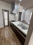 勝手口付きのキッチンコーナーは、換気や動線に便利。3口ガスコンロも備え、家事をスムーズにこなせる明るいキッチンです。
