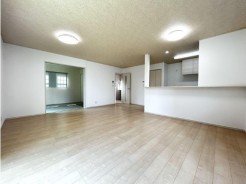 明るい色味のフローリングが広がるLDKは、2面採光で開放感たっぷり。和室の扉を開ければさらにゆとりが生まれ、心からくつろげる空間が広がります。
