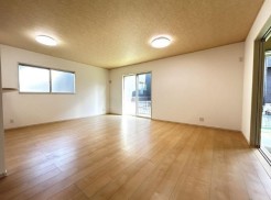 LDKは約20帖のゆとりある空間。自然光がたっぷり差し込み、リビング・ダイニング・キッチンが一体となった開放的な暮らしを叶えます。家族や友人との時間もゆったり過ごせる心地よい空間です。
