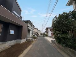 北側道路に面した静かな住環境。やさしい風が通り抜け、落ち着いた暮らしを支えてくれます。周辺施設もそろい、安心して暮らせる立地です。
