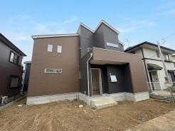 モダンなフォルムが際立つ、重厚感のある外観。永く住み続けるほどに愛着が深まるデザインです
