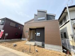 落ち着いたトーンの外壁が、周囲の環境と心地よい調和を生み出し、暮らしに安心感をもたらします
