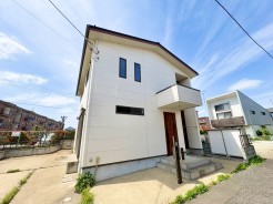 澄み渡る青空の下、洗練された外観が街並みに調和する住まい。白を基調とした清潔感あふれる佇まいは、穏やかな日常を予感させます。
