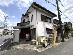 周囲の景色と静かに調和する佇まい。程よい距離感で隣り合う家々が、心地よい安らぎを生みます
