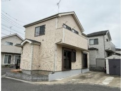 落ち着いたモダンな外観が魅力の住まい。上品さの中にほどよい存在感があり、街並みに自然と溶け込みます

全居室南向きの明るい住まいは、穏やかな日々を紡ぐ心地よい空間。日々の暮らしにゆとりと安らぎをもたらす、落ち着いた佇まいが魅力的です
