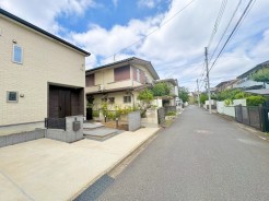 北側道路に面した閑静なエリアです。周囲と調和した街並みが心地よく、静かな時間を過ごせます
