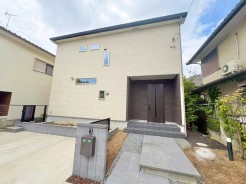 洗練されたフォルムと落ち着いた色調が調和し、街並みに自然と馴染む佇まいを見せています

