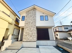 端正なシルエットと素材のコントラストが魅力的。シンプルながらも飽きのこない、凛とした表情の外観です
