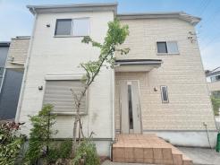 日々の暮らしを大切に包み込むような、飽きのこないシンプルなデザインが魅力の住まいです
