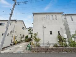 街並みに自然になじむ、余計な装飾を省いた誠実で端正な外観フォルムが魅力的です

